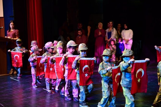 Adana Büyükşehir Belediyesi Gündüz Çocuk Bakımevi öğrencilerinden yıl sonu gösterisi