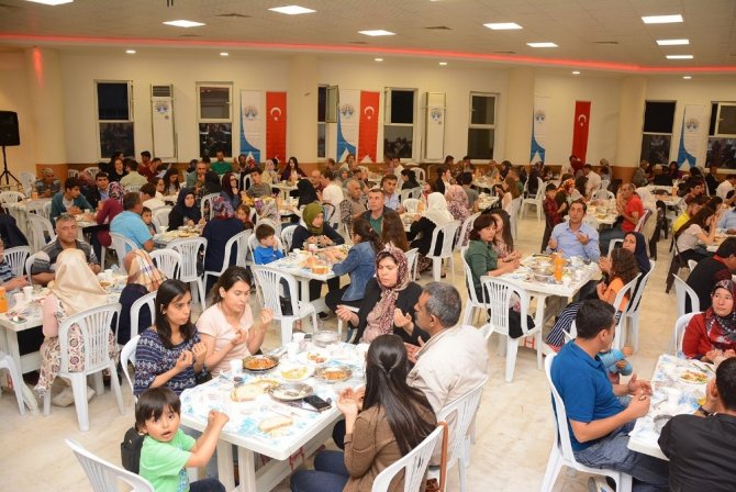 Başkan Acar’dan belediye personeline iftar yemeği