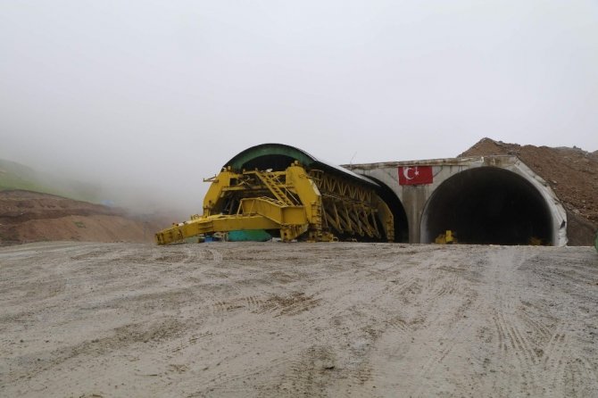 Vali Bektaş "Ovit Tüneli inşaatında betonlama çalışmasının yüzde 90’ı tamamlandı"