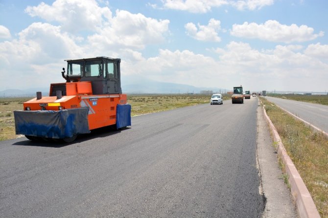 Aksaray Belediyesi organize sanayi yolunu asfaltlıyor