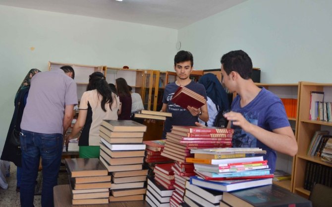 Bartın Üniversitesi öğrencileri köy okuluna kütüphane kurdu