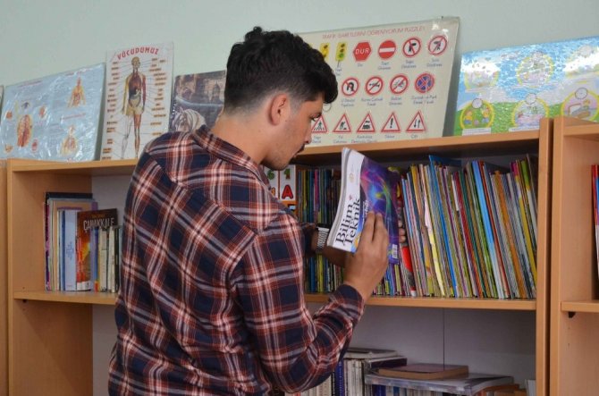 Bartın Üniversitesi öğrencileri köy okuluna kütüphane kurdu