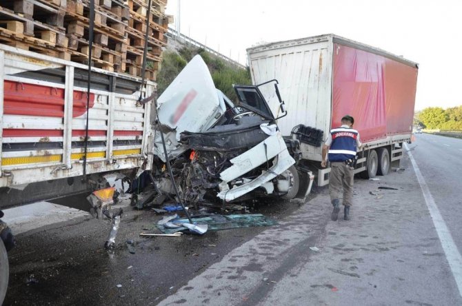 Bursa’da tır kazası: 1’i ağır 2 yaralı