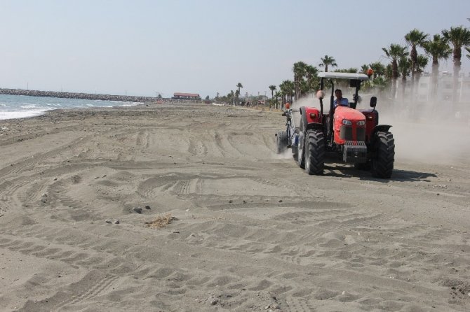 Dörtyol’da sahilde taş temizleme çalışması yapıldı