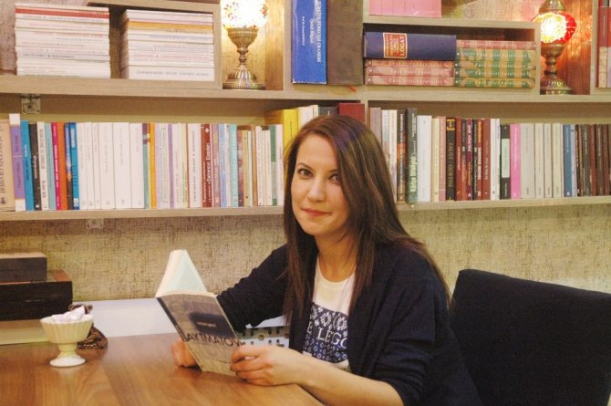 Bu kafede kitap okuyana çay, kahve bedava
