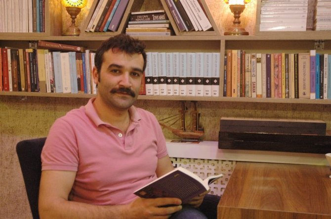 Bu kafede kitap okuyana çay, kahve bedava