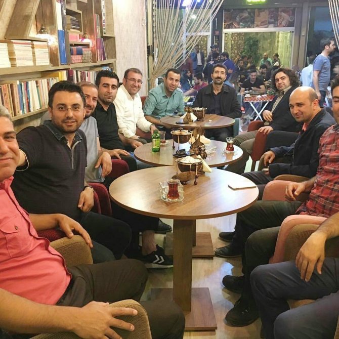Bu kafede kitap okuyana çay, kahve bedava
