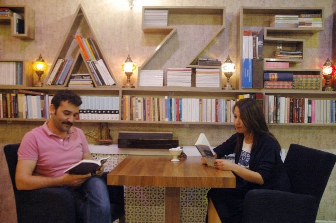 Bu kafede kitap okuyana çay, kahve bedava