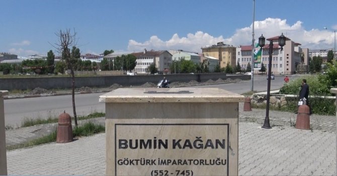 Bumin Kağan’ın büstünü kırdılar