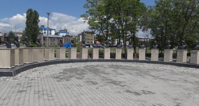 Bumin Kağan’ın büstünü kırdılar