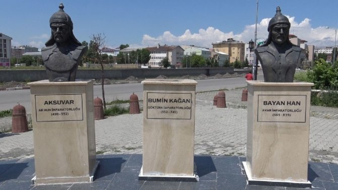 Bumin Kağan’ın büstünü kırdılar