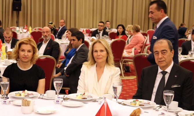 Yılın sanayicisi ödülü Zeki Konukoğlu’na