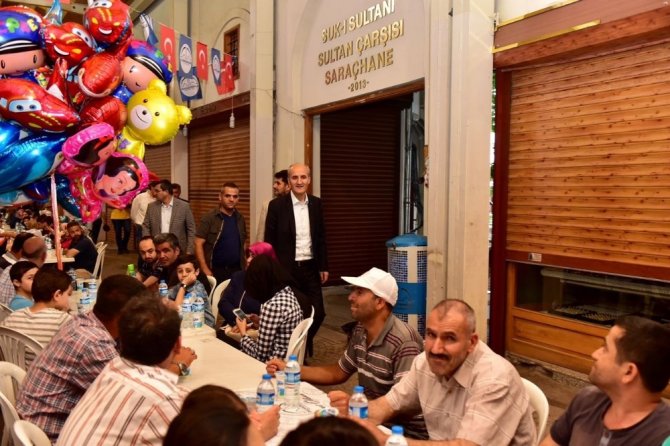 Tarihi kapalı çarşıda yüzlerce kişi iftar sofrasında buluştu