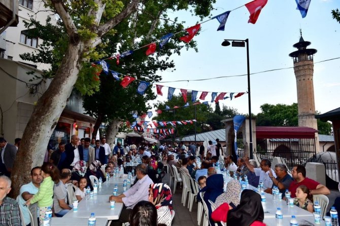 Tarihi kapalı çarşıda yüzlerce kişi iftar sofrasında buluştu