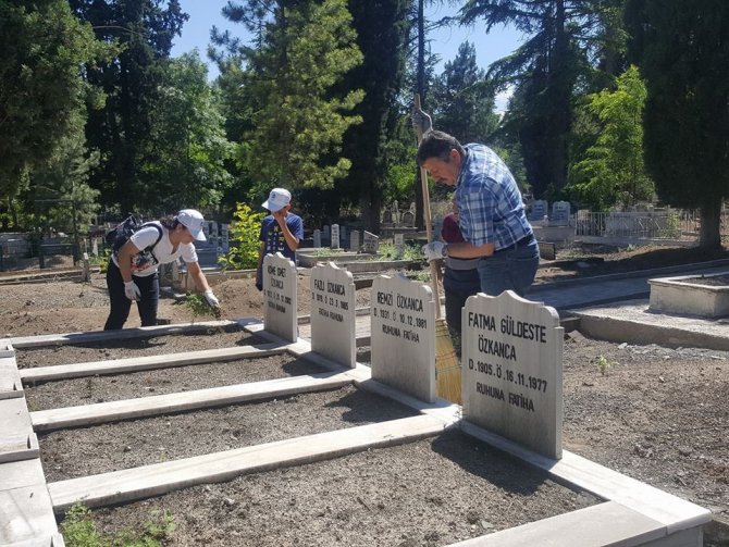 Belediye başkanı mezarlıkta temizlik yaptı
