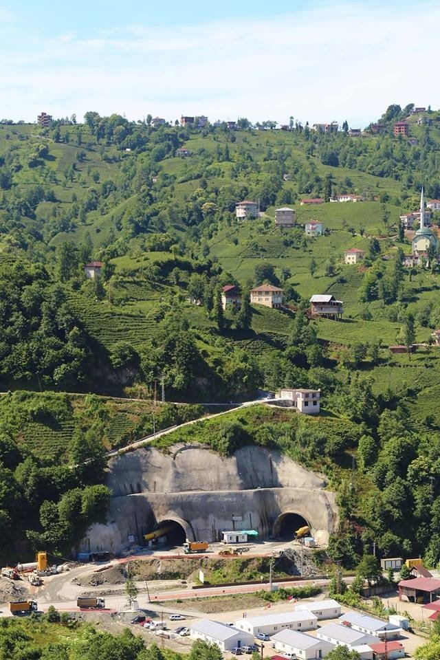 Rize’de Salarha Tüneli’nin delme çalışmalarında bin 600 metrelik mesafe alındı
