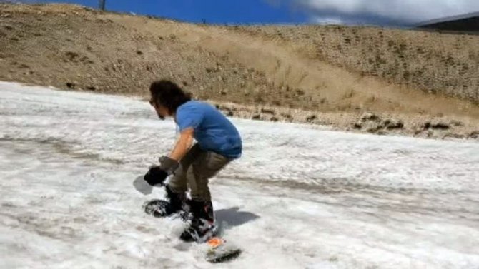 Haziran’da tişörtle snowboard keyfi