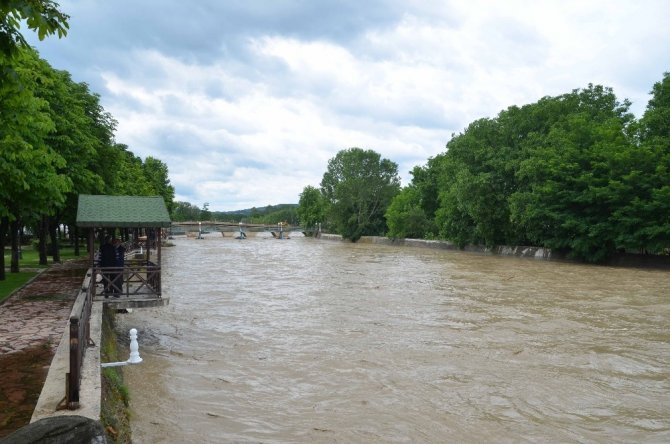 Etkili olan yağmur suları Taşköprü’de sele neden oldu