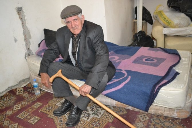 80 yaşındaki Ömer Dalgıç suyu olmayan bir dükkanda yaşamaya çalışıyor