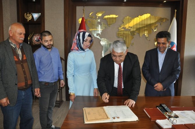 Başkan Karaçanta ilk kez gazeteci için imza attı
