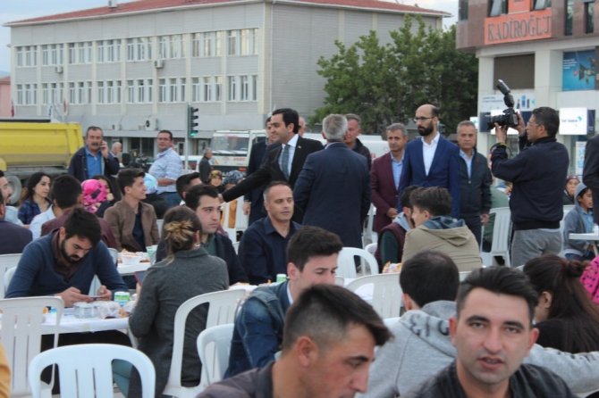 CHP,MHP ve AK Parti Belediye’nin meydan iftarında bir araya geldi
