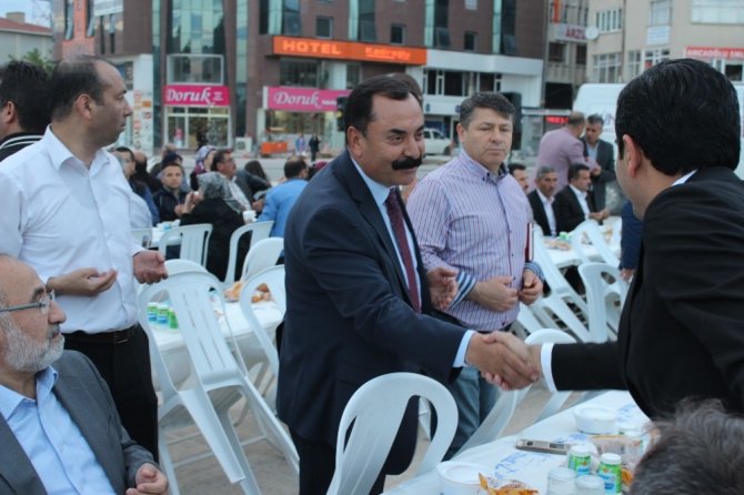 CHP,MHP ve AK Parti Belediye’nin meydan iftarında bir araya geldi