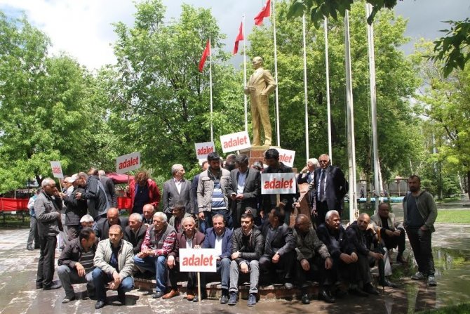CHP Ardahan teşkilatı mensupları oturma eylemi yaptı