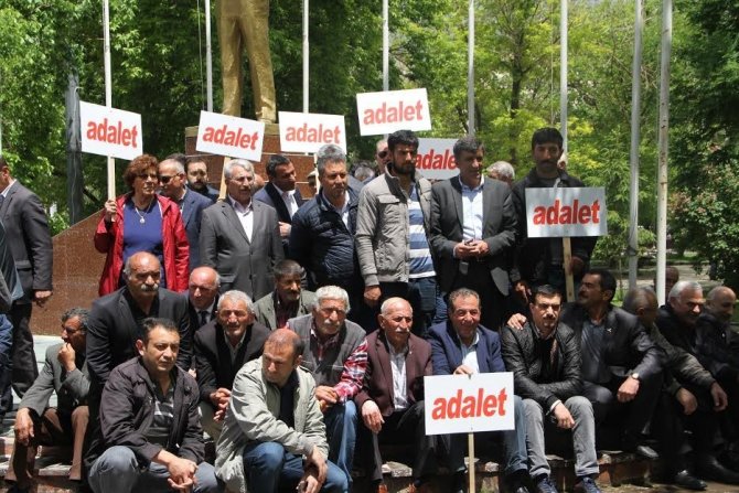 CHP Ardahan teşkilatı mensupları oturma eylemi yaptı