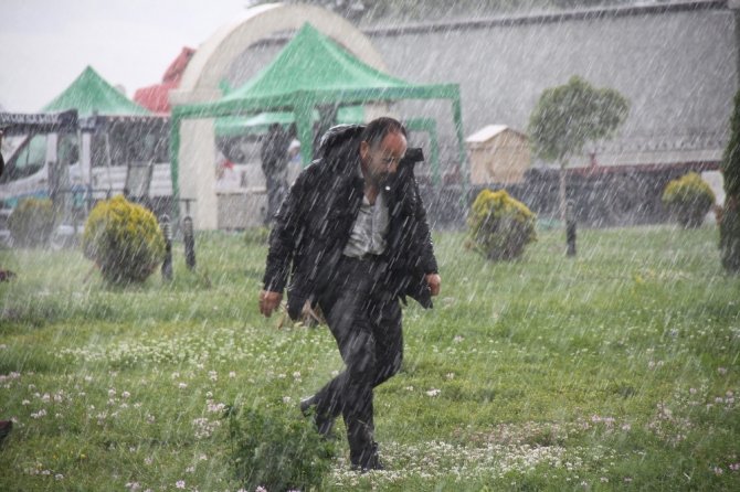 Kılıçdaroğlu sağanak yağmura yakalandı