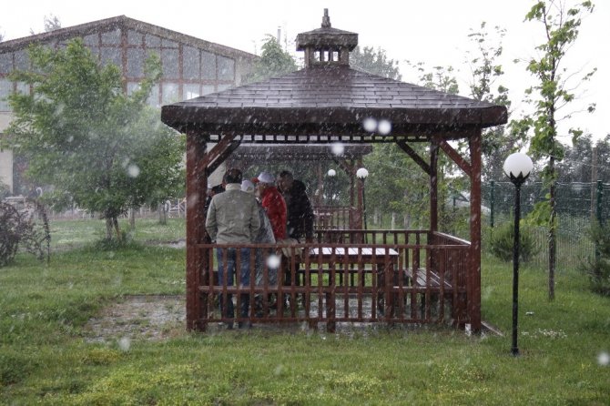 Kılıçdaroğlu sağanak yağmura yakalandı