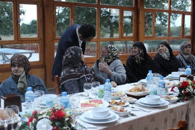 Süloğlu Sosyal Yardımlaşma ve Dayanışma Vakfı’dan yaşlılara iftar