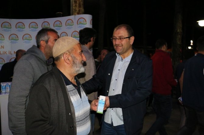 Erzincan’da Kadir gecesinde süt dağıtımı yapıldı
