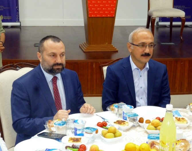 Kalkınma Bakanı Elvan, Ümraniye’de Mersinlilerle iftar sofrasında bir araya geldi