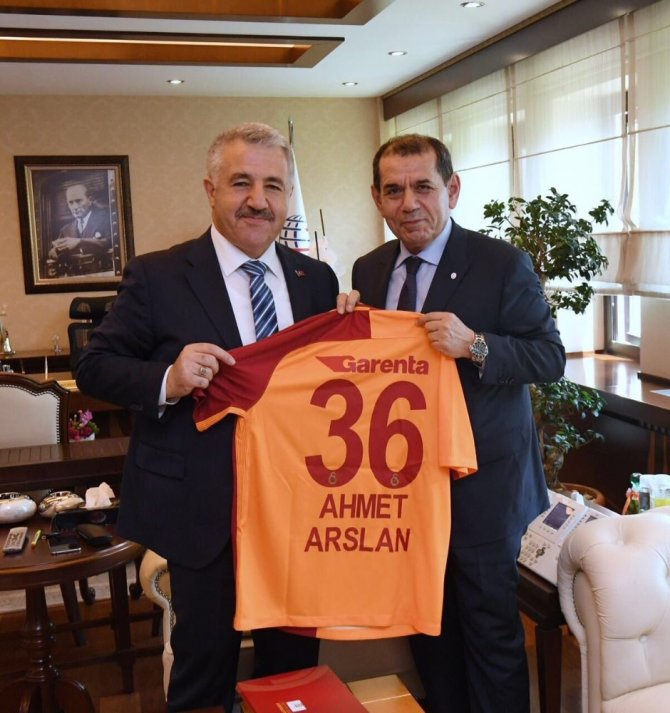 Bakan Arslan, Galatasaray Spor Kulübü Başkanı Özbek’i makamında ağırladı
