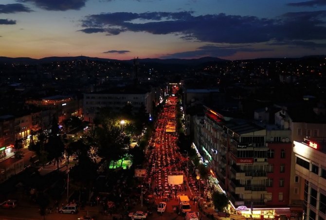 Gelenek bozulmadı, Türkiye’nin en büyük iftar sofrası Uşak’ta kuruldu