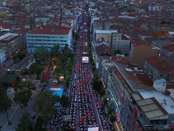 Gelenek bozulmadı, Türkiye’nin en büyük iftar sofrası Uşak’ta kuruldu