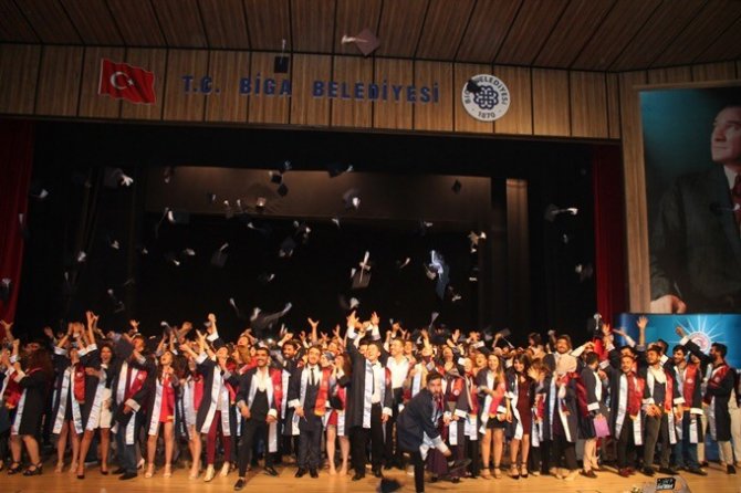 Biga Meslek Yüksekokulu 26.dönem mezunlarını uğurladı