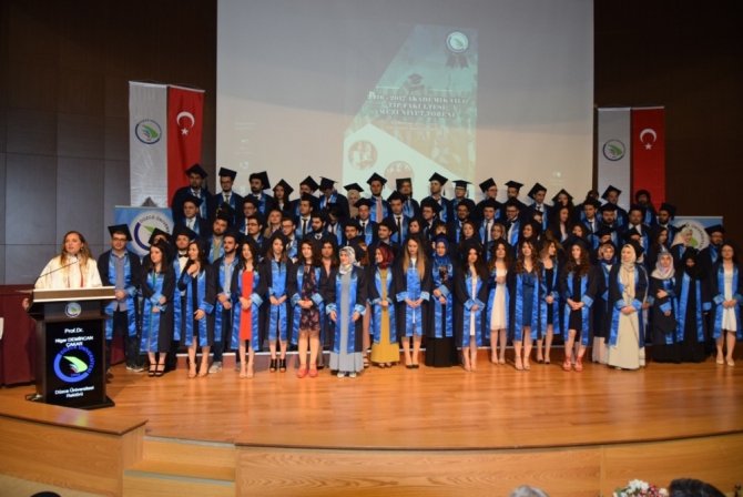 Düzce Üniversitesi Tıp Fakültesi yeni dönem mezunlarını verdi