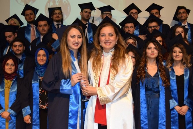 Düzce Üniversitesi Tıp Fakültesi yeni dönem mezunlarını verdi