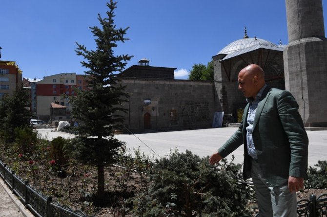Başkan Korkut, Muratpaşa Kent Meydanı için acele ediyor
