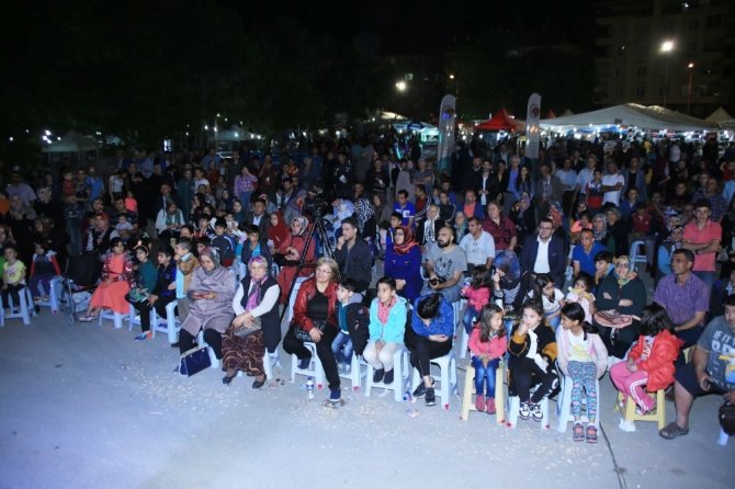 Seksenler dizisi oyuncuları belediyenin Ramazan programına katıldı