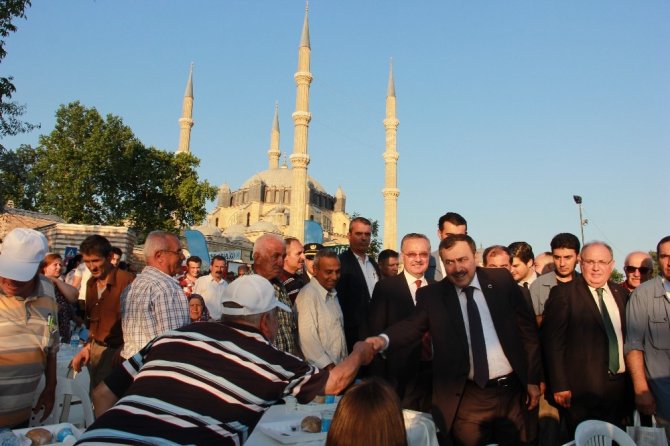 Bakan Eroğlu’dan Selimiye’nin gölgesinde dev iftar