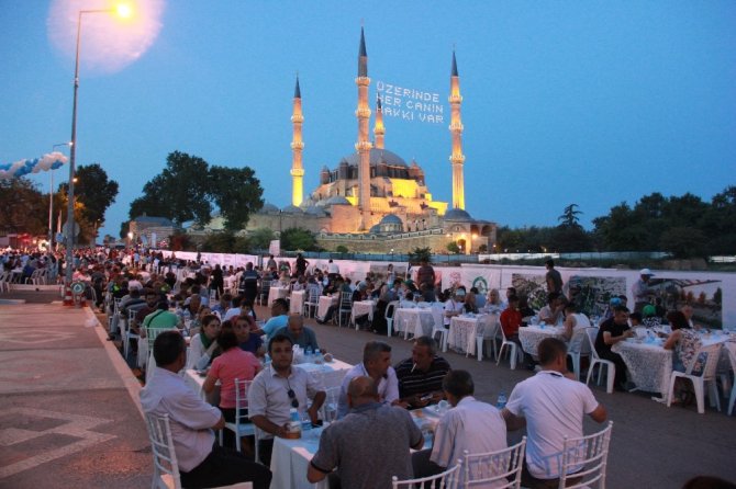 Bakan Eroğlu’dan Selimiye’nin gölgesinde dev iftar
