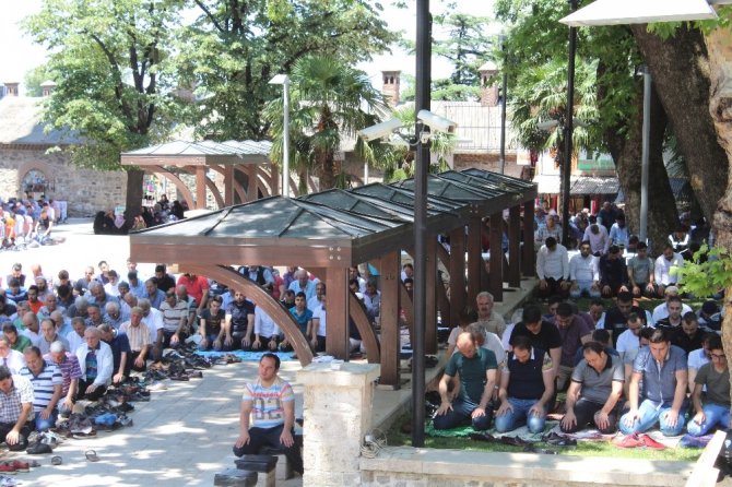 Bursalılar Ramazan’ın son cuma namazında Ulu Cami’ye akın etti