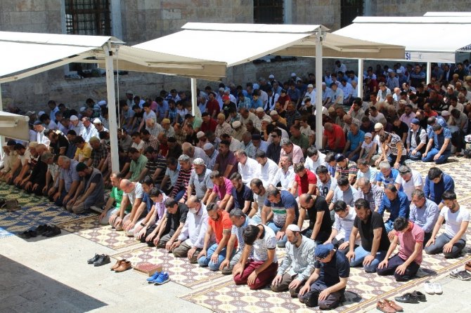 Bursalılar Ramazan’ın son cuma namazında Ulu Cami’ye akın etti