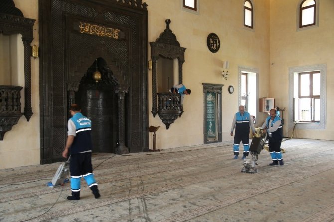 Şahinbey belediyesi camileri bayrama hazırladı