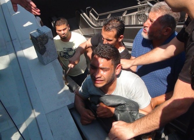 Taksim Meydanı’nda kolu yürüyen merdivene sıkışan şahsı itfayie kurtardı