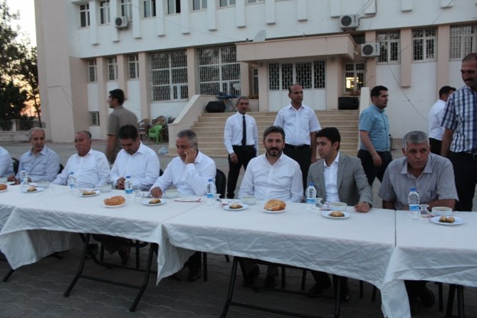 Milletvekilleri depremzedelerle iftar yaptı