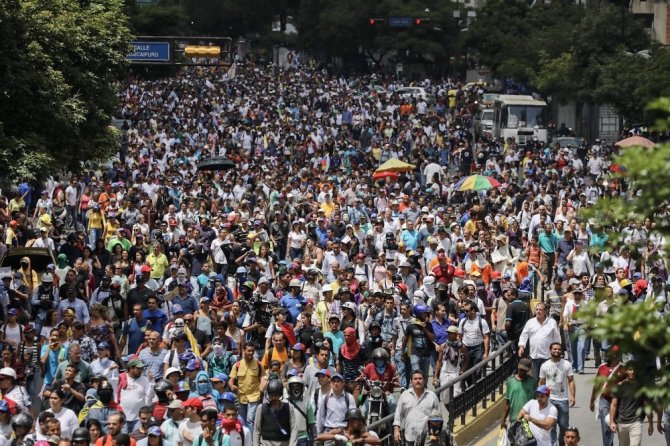 Venezuela’da muhalefet sokaklara geri döndü