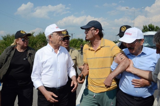 Kılıçdaroğlu’nu selamlamak için durdu, üç araçlı zincirlemeli trafik kazası yaşandı